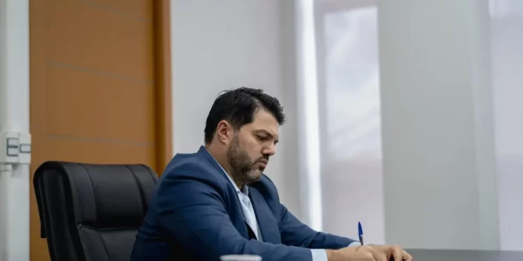 Decreto de Márcio Corrêa amplia autonomia do secretariado