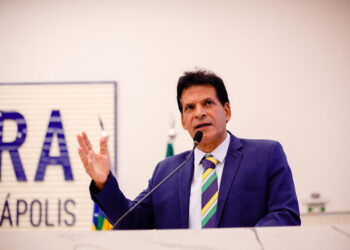 Após aumentar o próprio salário em quase 40%, João da Luz diz a servidores que aumento real pode atrasar salários