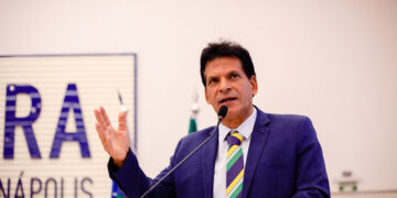 Após aumentar o próprio salário em quase 40%, João da Luz diz a servidores que aumento real pode atrasar salários