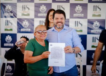 Márcio Corrêa entrega escrituras e asfalto a moradores da região Sul