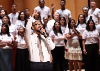 Ton Carfi celebra conquistas do projeto “Tom das Periferias” com mais de 500 alunos no Teatro Municipal de São Paulo