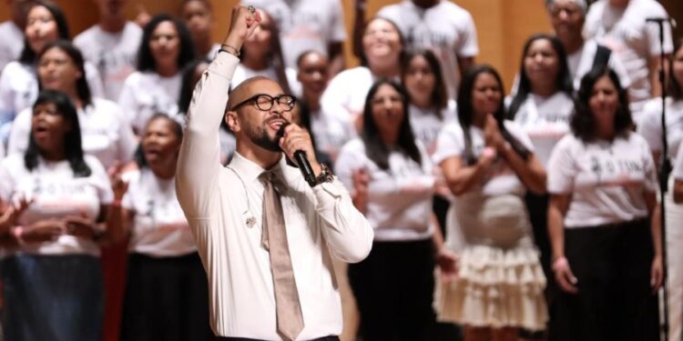 Ton Carfi celebra conquistas do projeto “Tom das Periferias” com mais de 500 alunos no Teatro Municipal de São Paulo