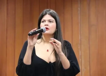 PSDB vai à Justiça e pede mandato de Aava Santiago por infidelidade partidária