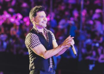 Zezé Di Camargo abre Festa do Peão de Monte Sião e emociona fãs com show do projeto Rústico