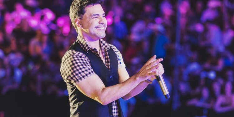 Zezé Di Camargo abre Festa do Peão de Monte Sião e emociona fãs com show do projeto Rústico
