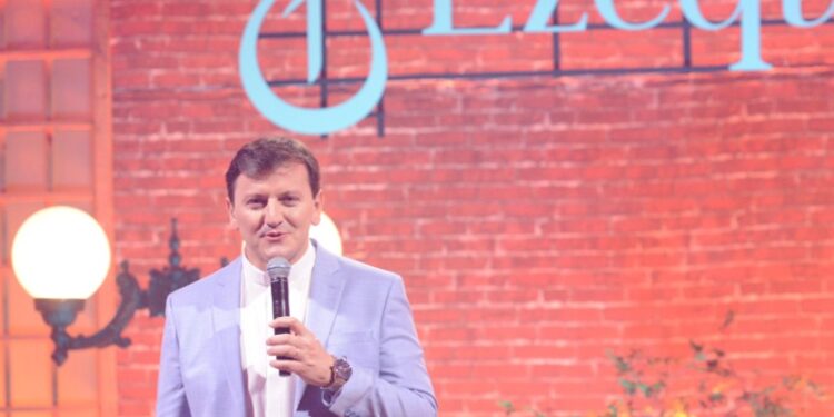 Padre Ezequiel Dal Pozzo emociona com “Dá-me Teus Olhos”