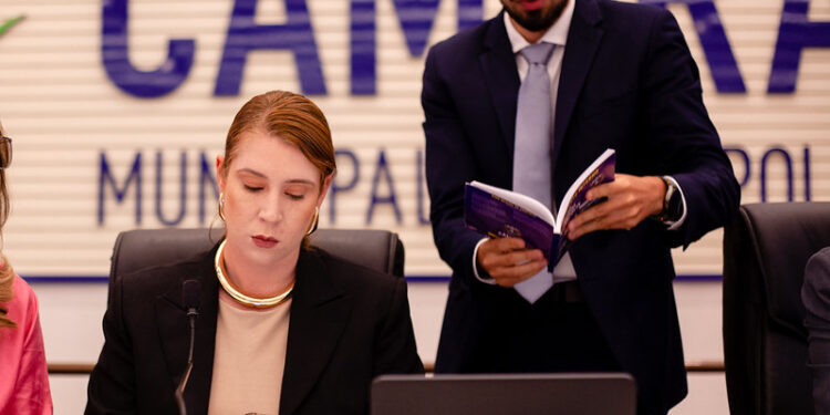 Andreia Rezende nega reajuste a servidores da Câmara pelo segundo ano seguido