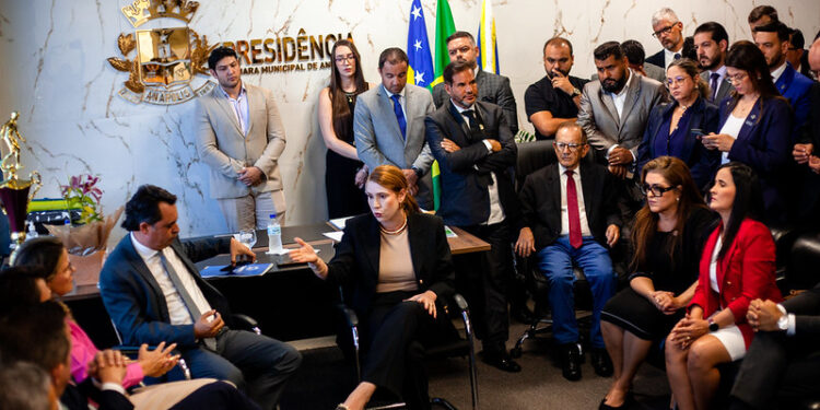 Câmara aprova data-base de servidores e reduz teto de RPVs