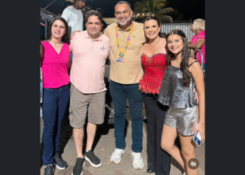 De bermudas, Roberto Naves tira férias forçadas da política pulando de show em show