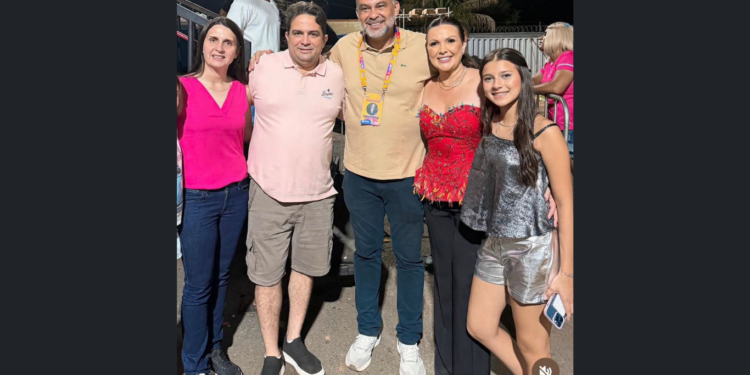 De bermudas, Roberto Naves tira férias forçadas da política pulando de show em show