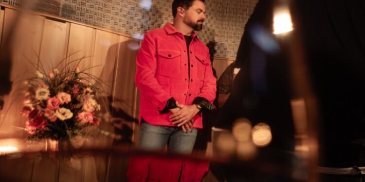 Luigi Bessa celebra 25 anos de carreira e alcança 2 milhões de visualizações com “LB Live Sessions”