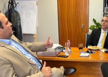 Naves tenta aproximação com Gayer em troca de apoio; deputado dispensa diálogo