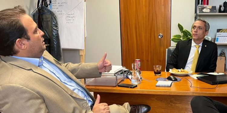 Naves tenta aproximação com Gayer em troca de apoio; deputado dispensa diálogo