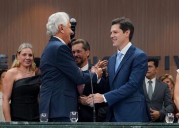 Com emoção e discurso de continuidade, Daniel Vilela é empossado governador de Goiás
