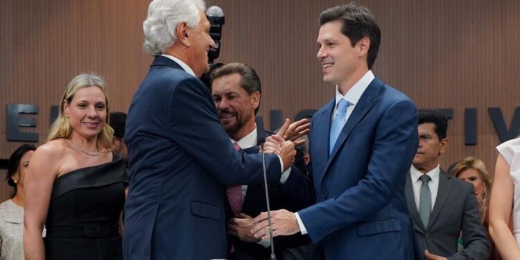 Com emoção e discurso de continuidade, Daniel Vilela é empossado governador de Goiás