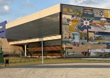 Salvação do painel de cerâmica do Centro Administrativo é troca total, diz artista plástico