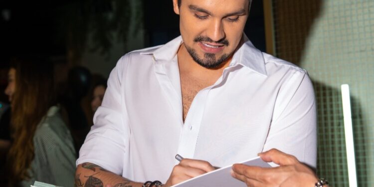 Luan Santana renova contrato com Sony Music em noite de celebração em São Paulo