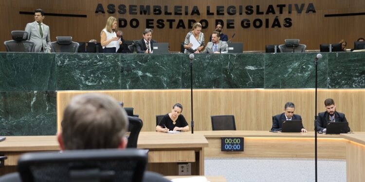 Um terço dos deputados estaduais mudou de partido na janela e uma é de Anápolis