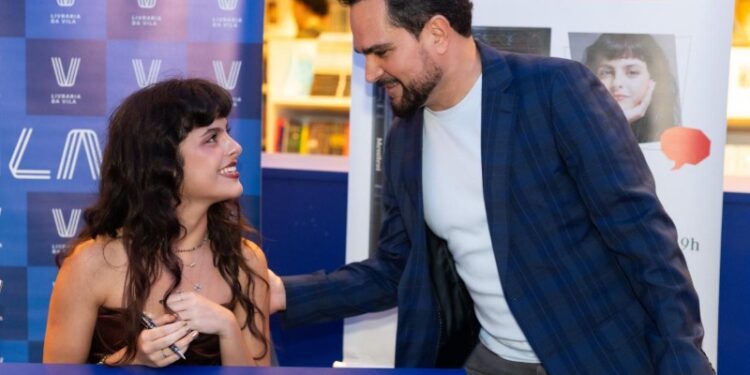 Em noite de estreia literária, Isabella Fonseca, filha de Luciano Camargo, causa filas em livraria na Paulista