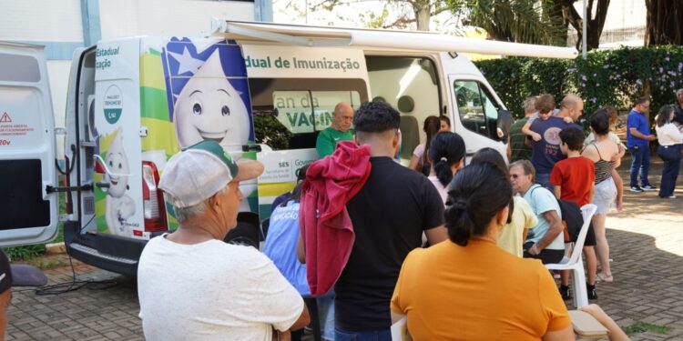Mutirão no feriado vacina 5 mil pessoas, mas total de imunizados ainda é 20% da meta