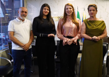Aava Santiago visita Câmara Municipal em busca de aproximação com Anápolis