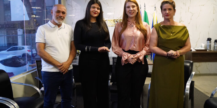 Aava Santiago visita Câmara Municipal em busca de aproximação com Anápolis