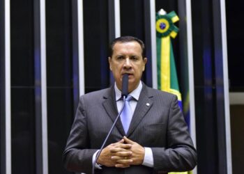 Hildo do Candango desiste de candidatura a deputado federal e aumenta pressão sobre Roberto Naves