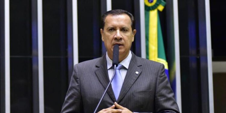 Hildo do Candango desiste de candidatura a deputado federal e aumenta pressão sobre Roberto Naves