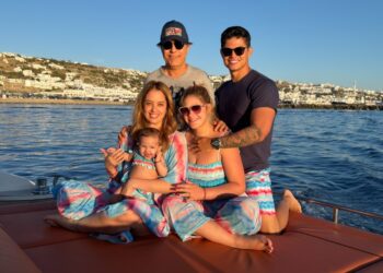 Cristiano curte férias em família em Mykonos ao lado de esposa, filha e sogrosO cantor Cristiano, da dupla sertaneja Jonatha e Cristiano, está aproveitando dias de descanso na Grécia ao lado da família. O artista viajou para Mykonos acompanhado da esposa, Maria Cavalcante, da filha do casal, Antonela, e dos sogros, o humorista Tom Cavalcante e Pati Lamounier.  Conhecida pelas praias paradisíacas, vida noturna movimentada e paisagens do mar Egeu, Mykonos é um dos destinos mais procurados da Europa durante o verão. Nas redes sociais, registros da viagem mostram momentos de lazer da família em cenários luxuosos da ilha grega.  Cristiano e Maria Cavalcante costumam compartilhar momentos da rotina familiar com os seguidores, incluindo viagens e bastidores da vida pessoal. A presença de Tom Cavalcante também chamou atenção dos fãs, que repercutiram os registros da viagem nas redes sociais.  O período de férias acontece em meio à agenda de shows da dupla Jonatha e Cristiano, que segue realizando apresentações pelo país em 2026.