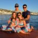 Cristiano curte férias em família em Mykonos ao lado de esposa, filha e sogrosO cantor Cristiano, da dupla sertaneja Jonatha e Cristiano, está aproveitando dias de descanso na Grécia ao lado da família. O artista viajou para Mykonos acompanhado da esposa, Maria Cavalcante, da filha do casal, Antonela, e dos sogros, o humorista Tom Cavalcante e Pati Lamounier.  Conhecida pelas praias paradisíacas, vida noturna movimentada e paisagens do mar Egeu, Mykonos é um dos destinos mais procurados da Europa durante o verão. Nas redes sociais, registros da viagem mostram momentos de lazer da família em cenários luxuosos da ilha grega.  Cristiano e Maria Cavalcante costumam compartilhar momentos da rotina familiar com os seguidores, incluindo viagens e bastidores da vida pessoal. A presença de Tom Cavalcante também chamou atenção dos fãs, que repercutiram os registros da viagem nas redes sociais.  O período de férias acontece em meio à agenda de shows da dupla Jonatha e Cristiano, que segue realizando apresentações pelo país em 2026.