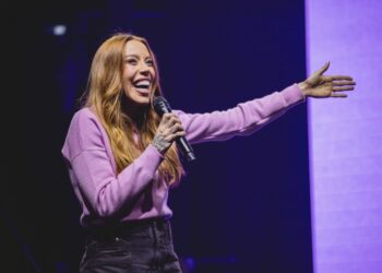 Julliany Souza divide cena com Gabriela Rocha, Nívea Soares e Diante do Trono em novo audiovisual