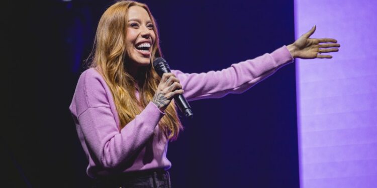 Julliany Souza divide cena com Gabriela Rocha, Nívea Soares e Diante do Trono em novo audiovisual