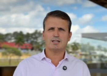 Pré-candidato de Anápolis dá carteirada e apresenta árvore genealógica como estratégia de campanha