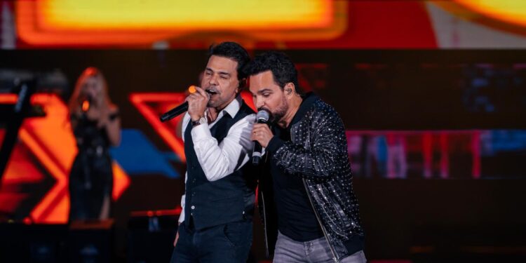 Zezé Di Camargo e Luciano reúnem mais de 30 mil pessoas no Ribeirão Rodeo Music