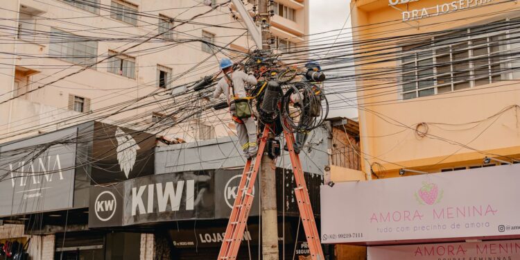 Sinduscon vê debate sobre aterramento de fios com bons olhos para novos loteamentos, mas defende contrapartida
