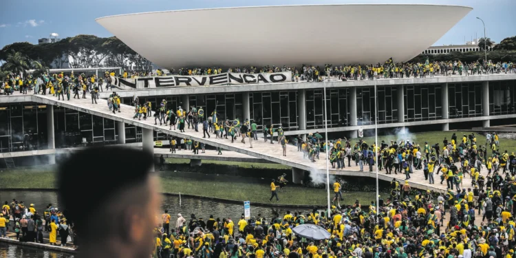 52% são contra redução de penas a envolvidos nos ataques de 8 de Janeiro