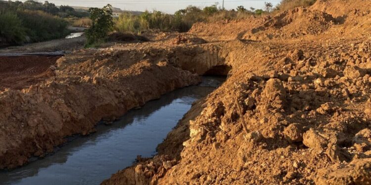 Após vídeo de prefeito, Saneago envia equipes para verificar falhas ou ligações clandestinas