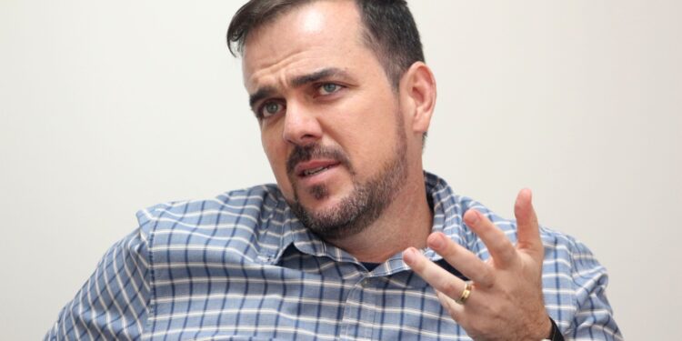 Com força no bolsonarismo, Mendanha quer pegar votos “dos dois lados”