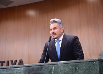 “Não vale a pena nos reduzirmos a um duelo emburrecido de esquerda e direita”