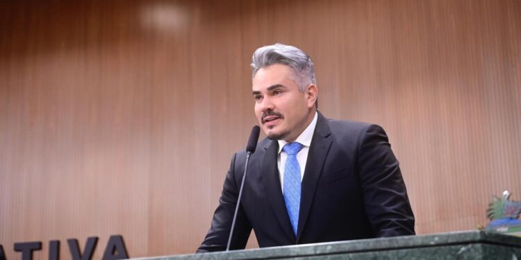 “Não vale a pena nos reduzirmos a um duelo emburrecido de esquerda e direita”