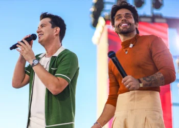 Hugo e Guilherme gravam audiovisual  às margens do Rio Araguaia, em Aruanã (GO)