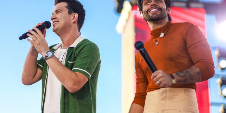 Hugo e Guilherme gravam audiovisual às margens do Rio Araguaia, em Aruanã (GO)