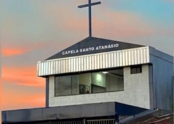 Padre Françoá diz que excomunhão é nula, que pretende recorrer, e mantém rotina de igreja