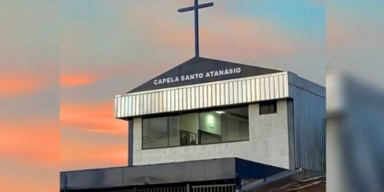 Padre Françoá diz que excomunhão é nula, que pretende recorrer, e mantém rotina de igreja