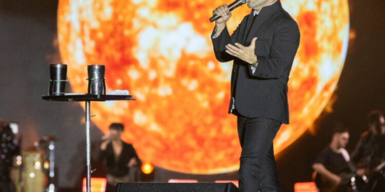 Zezé Di Camargo arrasta multidões em três shows e reúne mais de 100 mil pessoas em Curvelo (MG)