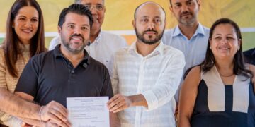 Marcos Carvalho comemora construção de praça, fruto de “ponte” entre município e deputado Rubens Otoni