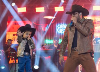 Participação surpresa de filho de Barretto rouba a cena em show da dupla Bruno & Barretto