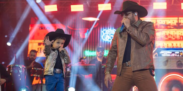 Participação surpresa de filho de Barretto rouba a cena em show da dupla Bruno & Barretto