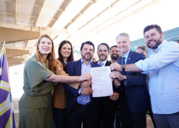 Ato simbólico marca entrega das ‘chaves’ do Centro de Convenções à prefeitura