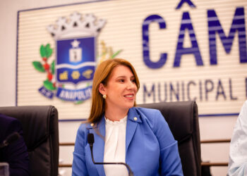 Andreia cita poema de Maiakovki para rebater críticas marconistas sobre ausência de Daniel em debate